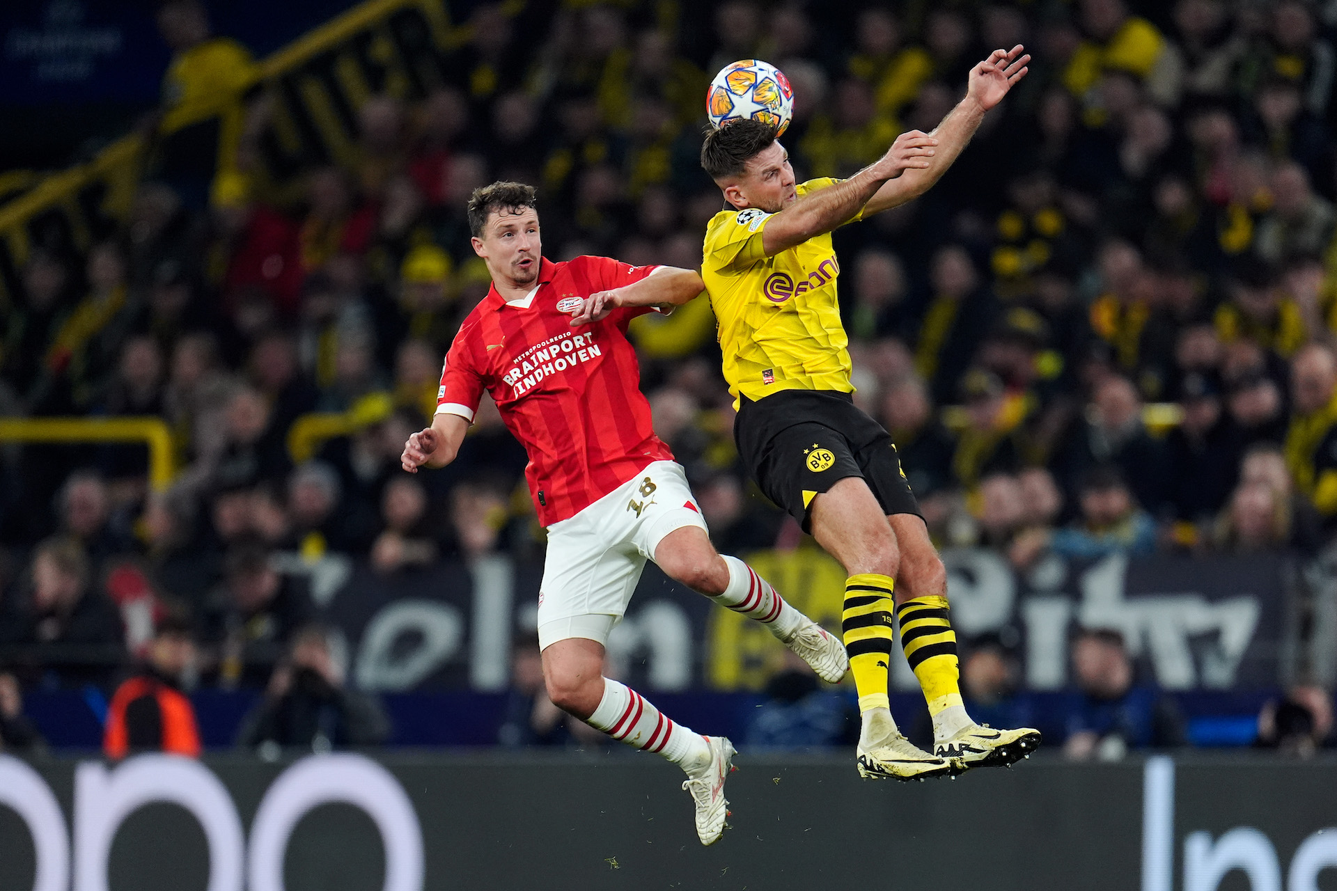 Er wordt hard gestreden in het Signal Iduna Park