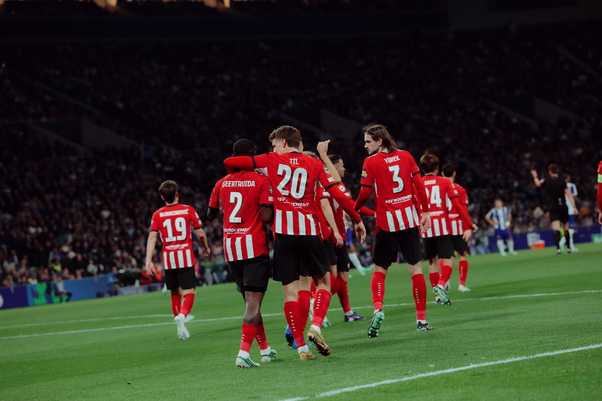 Nabeschouwing | Guus Til voor derde keer trefzeker in UCL