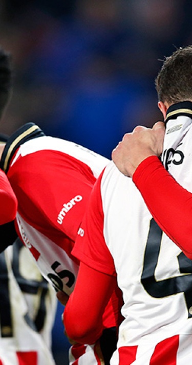 Sterke eerste helft brengt PSV zege: 3-0