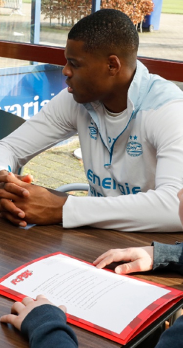 FC PSV-leden interviewen Dumfries