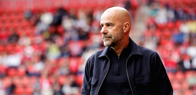 Persconferentie | ‘In de rust heb ik ze verteld dat ze moesten gaan voetballen’