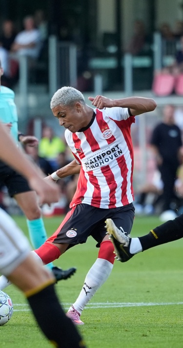 Verslag | Jong PSV overtuigend langs FC Emmen in openingsduel Keuken Kampioen Divisie