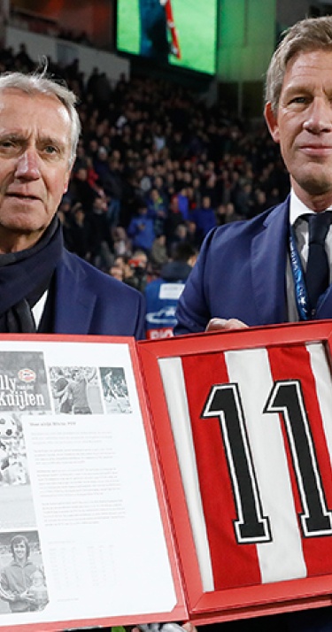 PSV eert jarige Mister PSV met speciale cadeaus
