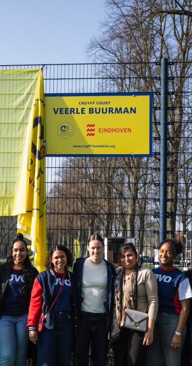 Nieuws | Veerle Buurman onthult Cruyff Court in Eindhoven