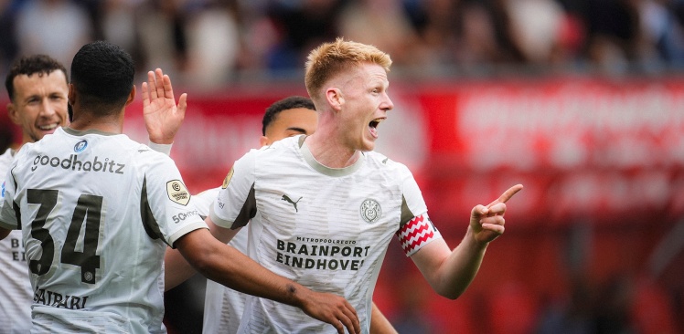 Liveblog | PSV houdt hoofd koel in verhit duel met FC Twente en pakt volle buit