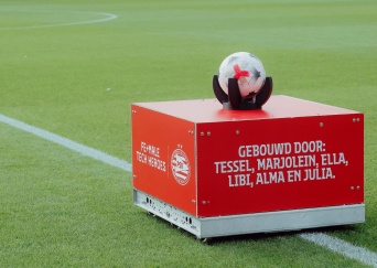 Business | Robot brengt wedstrijdbal het veld op, met boodschap voor de toekomst