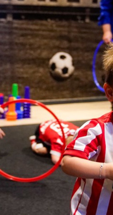 Tweejarigen genieten bij allereerste Phoxy Voetjebal