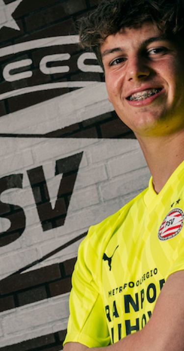 Profcontract | Niek Janssen tekent eerste verbintenis bij PSV