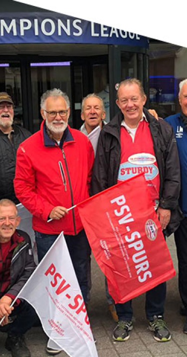 Deze mensen leggen jouw PSV-vlaggen klaar