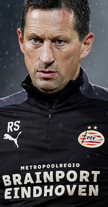 Schmidt kijkt met blijde blik terug, maar weet wat er komen gaat