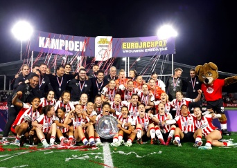 Wedstrijdverslag | PSV Vrouwen beleeft historische avond en verovert eerste landstitel 