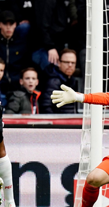 AZ te sterk voor PSV na vroeg rood Thomas