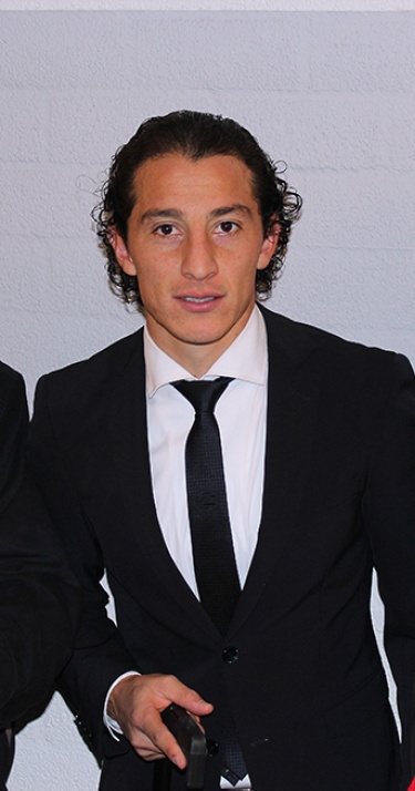 ONS PSV XL Lid neemt wedstrijdbal PSV-Excelsior in ontvangst