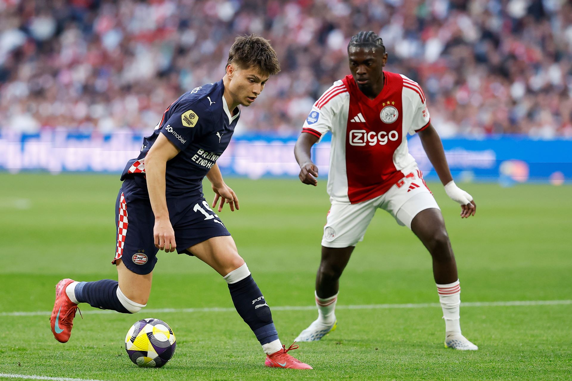 Liveblog | PSV ziet overwinning uit handen glippen en pakt punt in Amsterdam