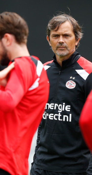 Alles over | PSV en rood-wit getint Vitesse gewisseld van trainer 