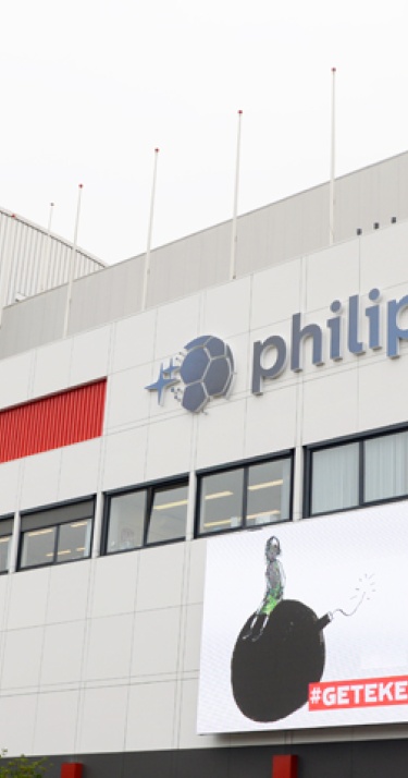 Philips Stadion in teken van War Child-campagne