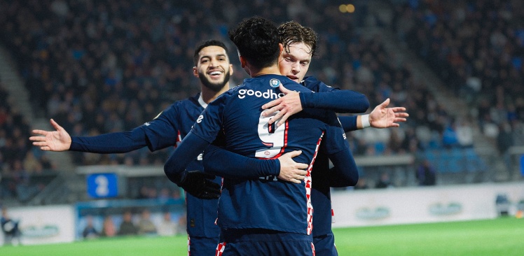 Liveblog | PSV wint in Friesland en evenaart clubrecord met dertiende uitzege in competitie op rij