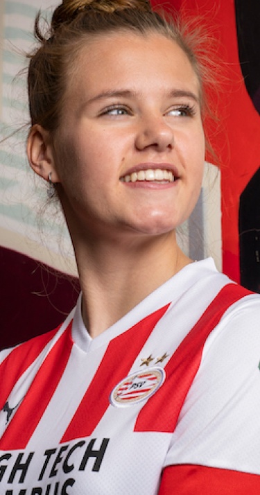 Profcontract | Aniek Janssen tekent eerste profcontract