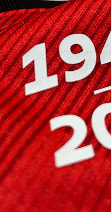 Spelers dragen Van der Kuijlen-shirts bij entree PSV - FC Groningen 