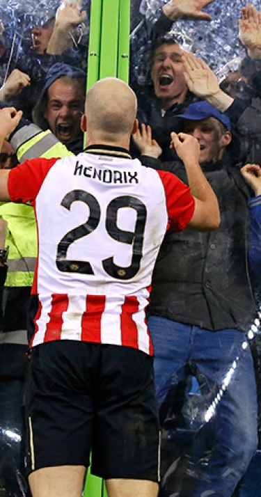 Jorrit Hendrix bezorgt PSV winst en record