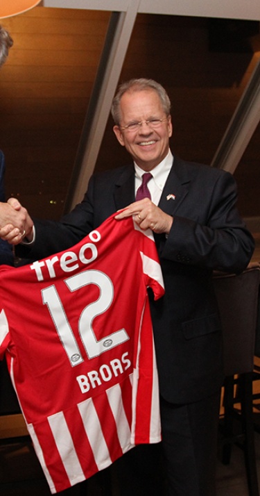 Amerikaanse ambassadeur bezoekt PSV