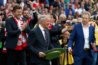 Willy van der Kuylen reikt de kampioensschaal uit.