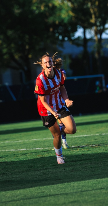 UWCL | Rijsbergen schiet PSV Vrouwen met hattrick naar laatste voorronde 