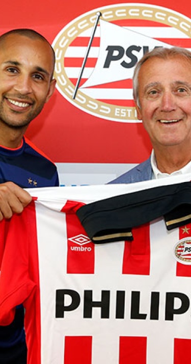 Simon Poulsen ontvangt eerste PSV-shirt