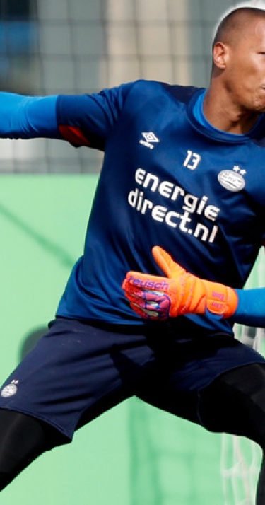 PSV zegt contracten zestal op