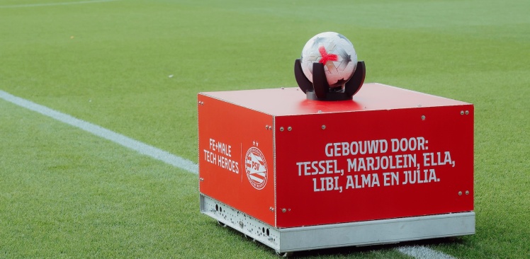 Business | Robot brengt wedstrijdbal het veld op, met boodschap voor de toekomst