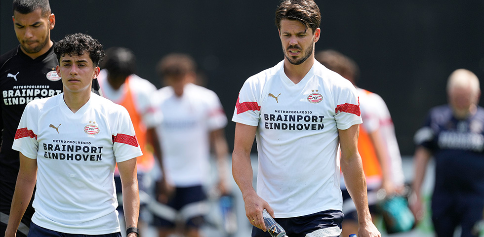 PSV - Trainingskamp | Van Nistelrooij neemt 29 spelers mee naar Duitsland