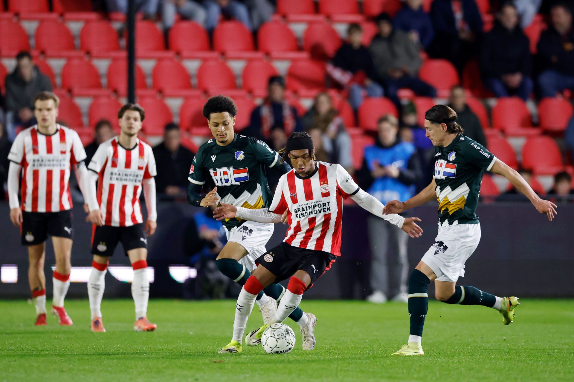 Wedstrijdverslag | Jong PSV geeft voorsprong uit handen en verliest Lichtstadderby
