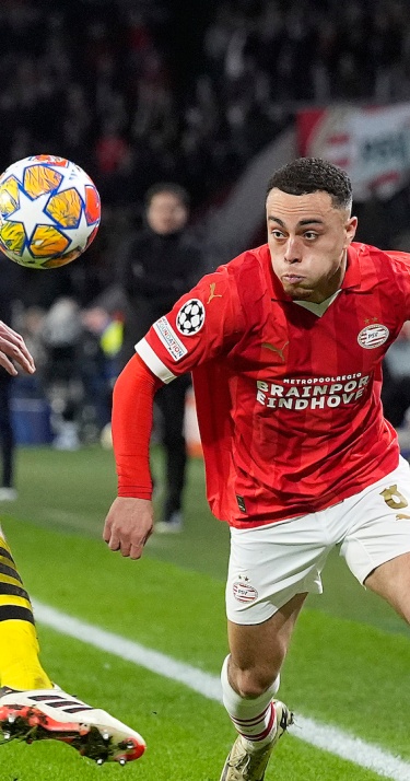 Liveblog | Dominant PSV speelt dankzij doelpunt De Jong gelijk tegen Borussia Dortmund