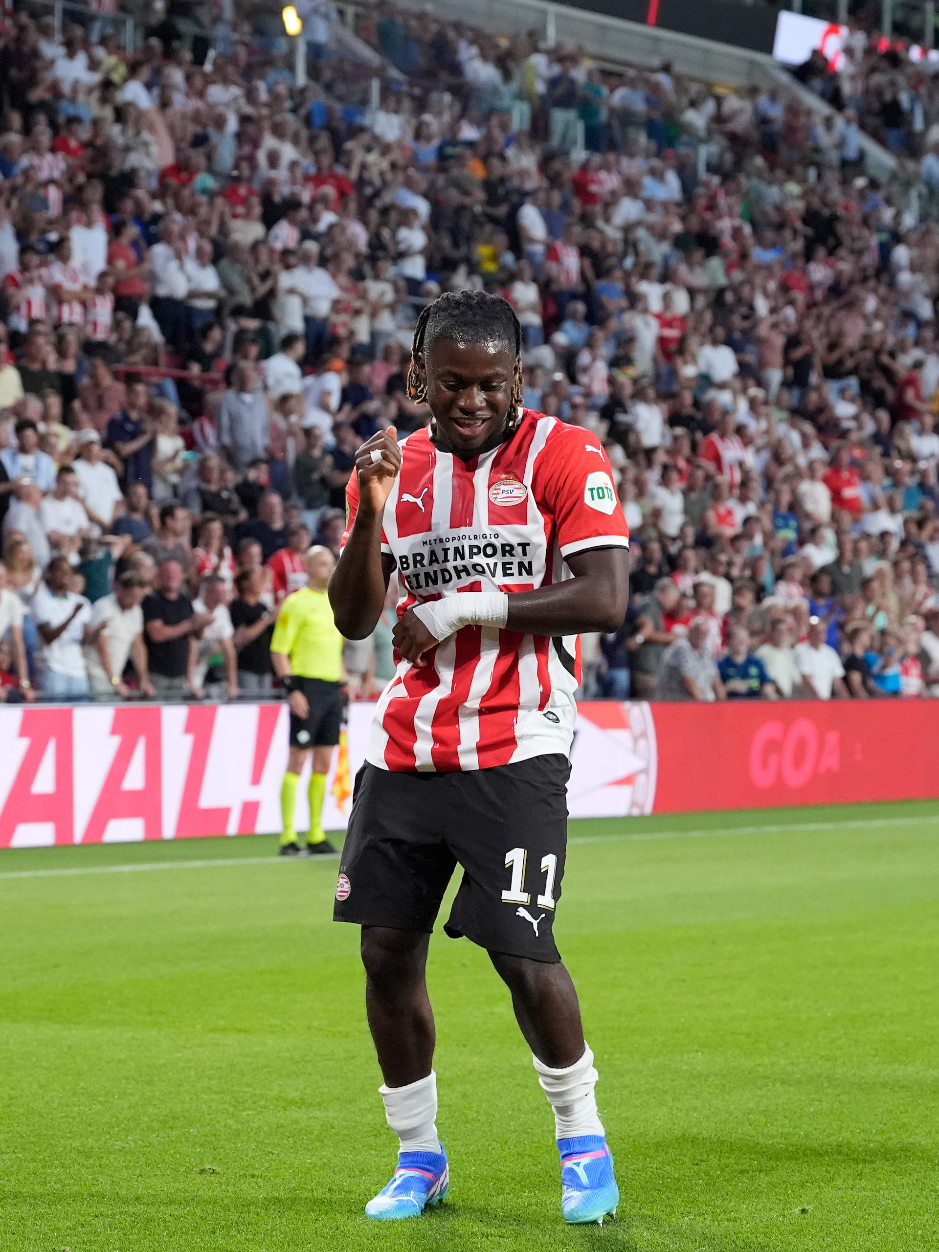 Zo viert 'Baka' zijn tiende competitiedoelpunt van 2024