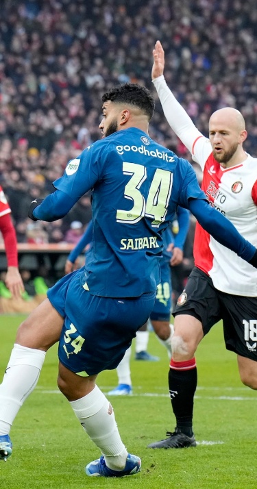 Een terugblik op vorig seizoen in De Kuip, waar PSV met 2-1 zegevierde dankzij doelpunten van Saibari en Boscagli