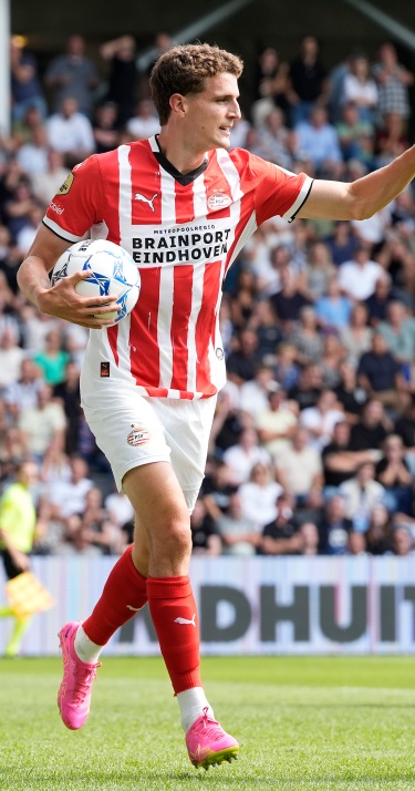 De statistieken van | Guus Til speelt de bal naar voren