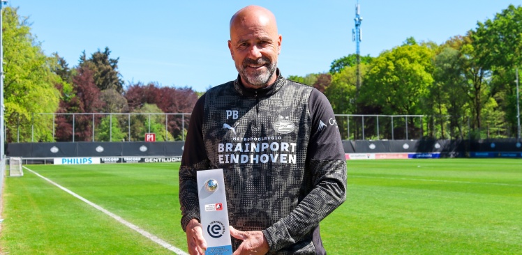 Nieuws | Peter Bosz wint Rinus Michels Trainer van de Maand april
