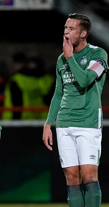 Jong PSV met tien man onderuit in Volendam