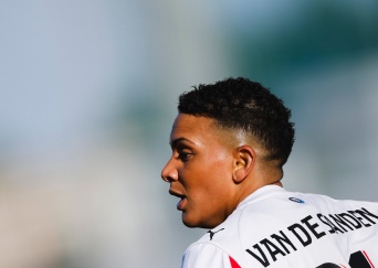 Wedstrijdverslag | Dubbelslag Van de Sanden leidt oefenzege in op HERA United