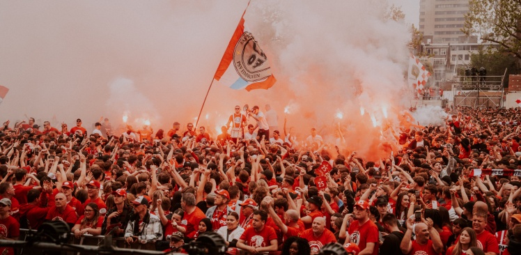 Live | PSV geweldig onthaald op Stadhuisplein, huldiging komt tot een einde