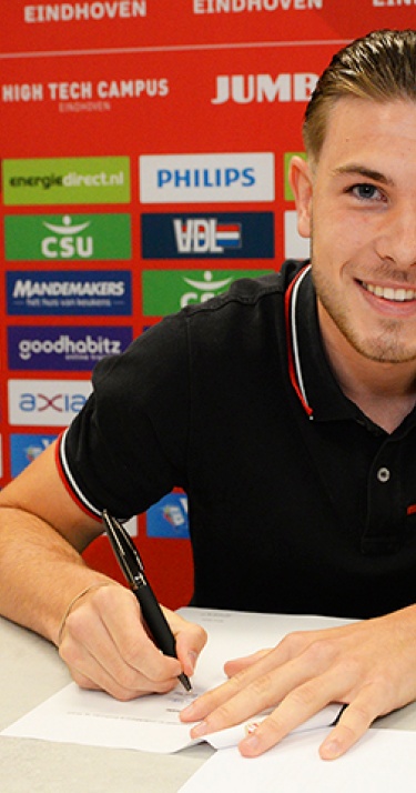 Milan van de Riet tekent eerste verbintenis