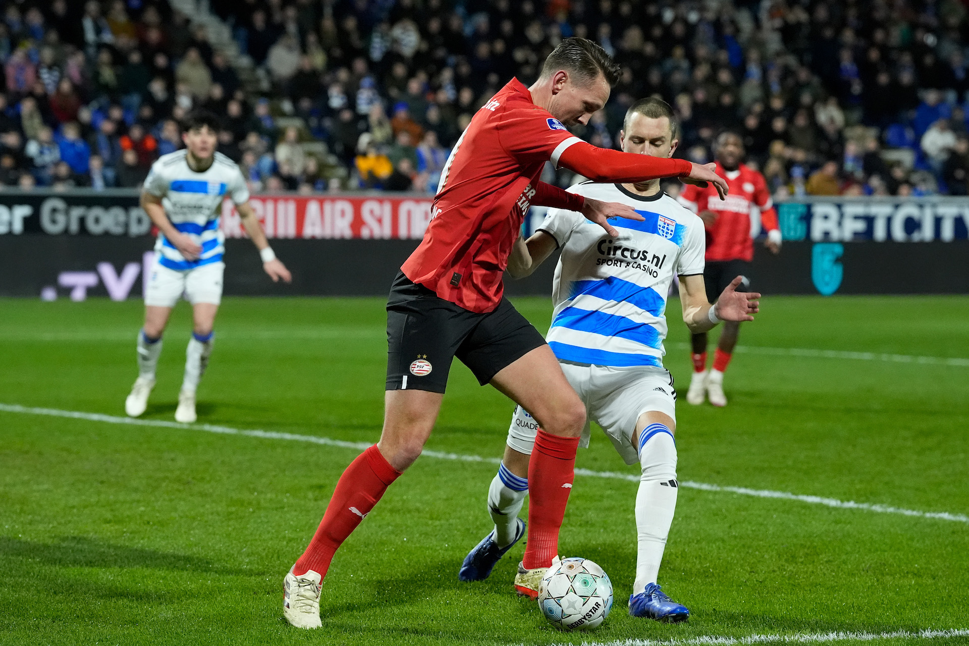 In de laatste minuten van de eerste helft wordt er flink gestreden aan beide kanten op het veld
