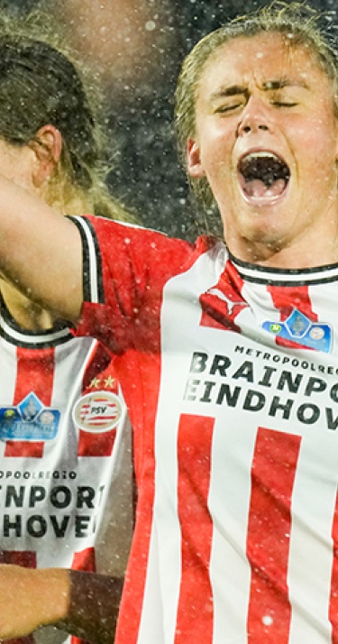 Tranen van geluk na eerste hoofdprijs PSV Vrouwen 