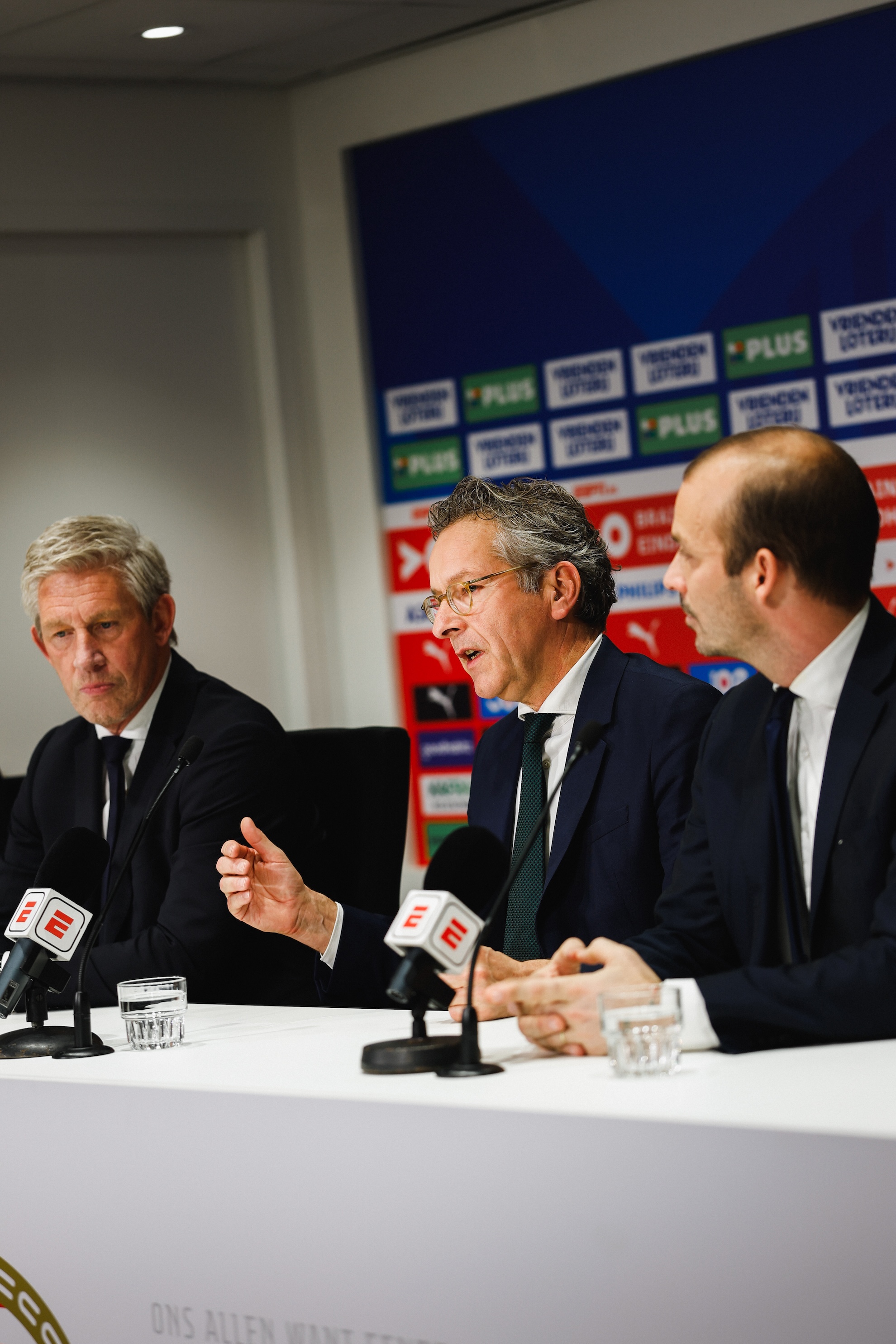 PSV en de gemeente Eindhoven hebben een intentieovereenkomst getekend om het Philips Stadion met minstens tienduizend plaatsen uit te breiden